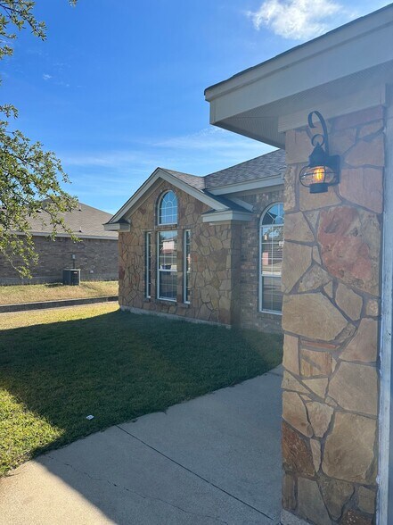 Building Photo - 2501 Lindsey Dr