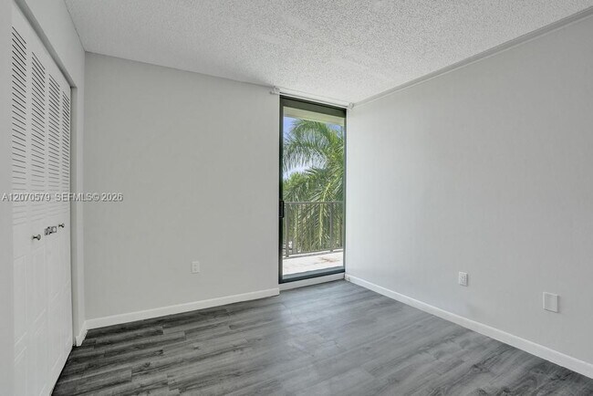Building Photo - 1101 River Reach Dr