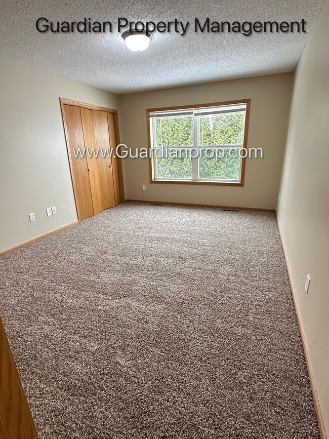 Building Photo - Single Family Home, Dishwasher, New Carpet...