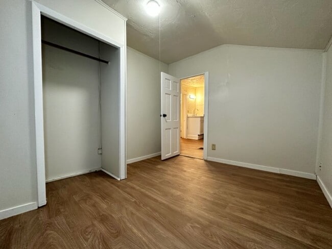 Building Photo - 1208-1210 Pine St