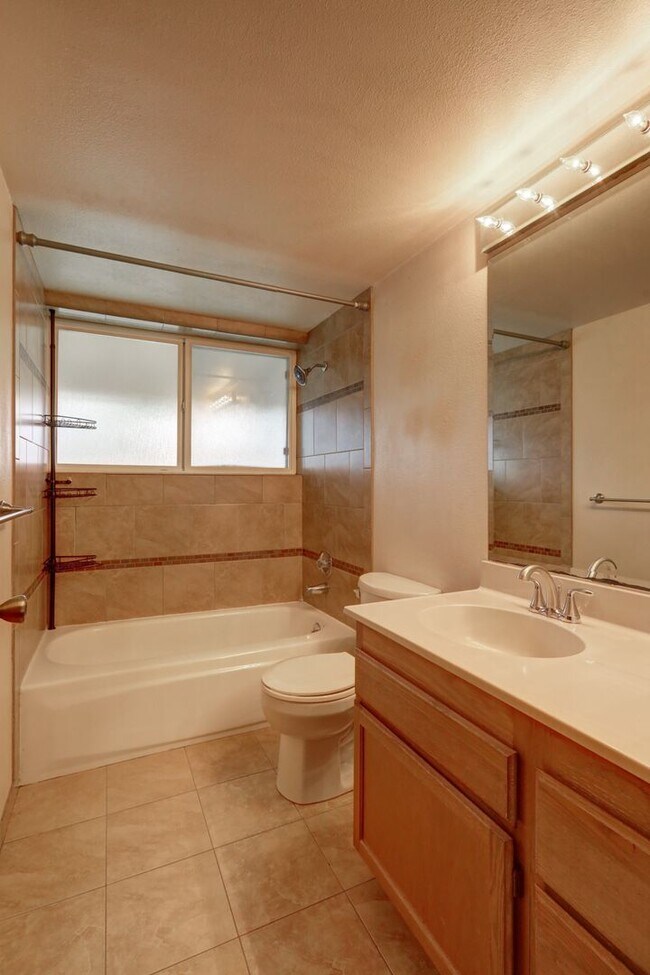 Building Photo - Bright spacious 4-bedroom 2.5 bath home in Bellevue