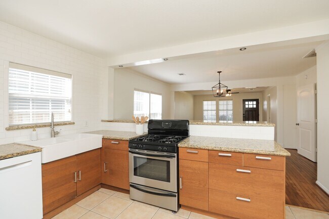 Building Photo - 905 Kern St