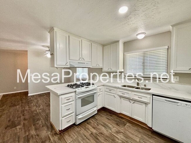 Building Photo - 19158 Live Oak St