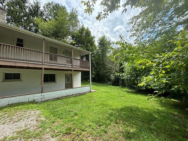 Building Photo - 3 Bedroom 1 Bath Duplex