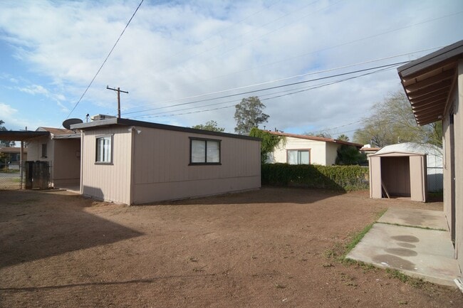 Building Photo - Charming 2 Bedroom 1 Bath Home! Central Tucson Location!