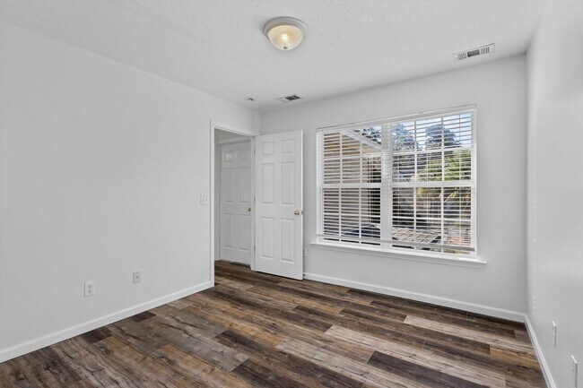 Building Photo - 75 Oak Ridge Cir