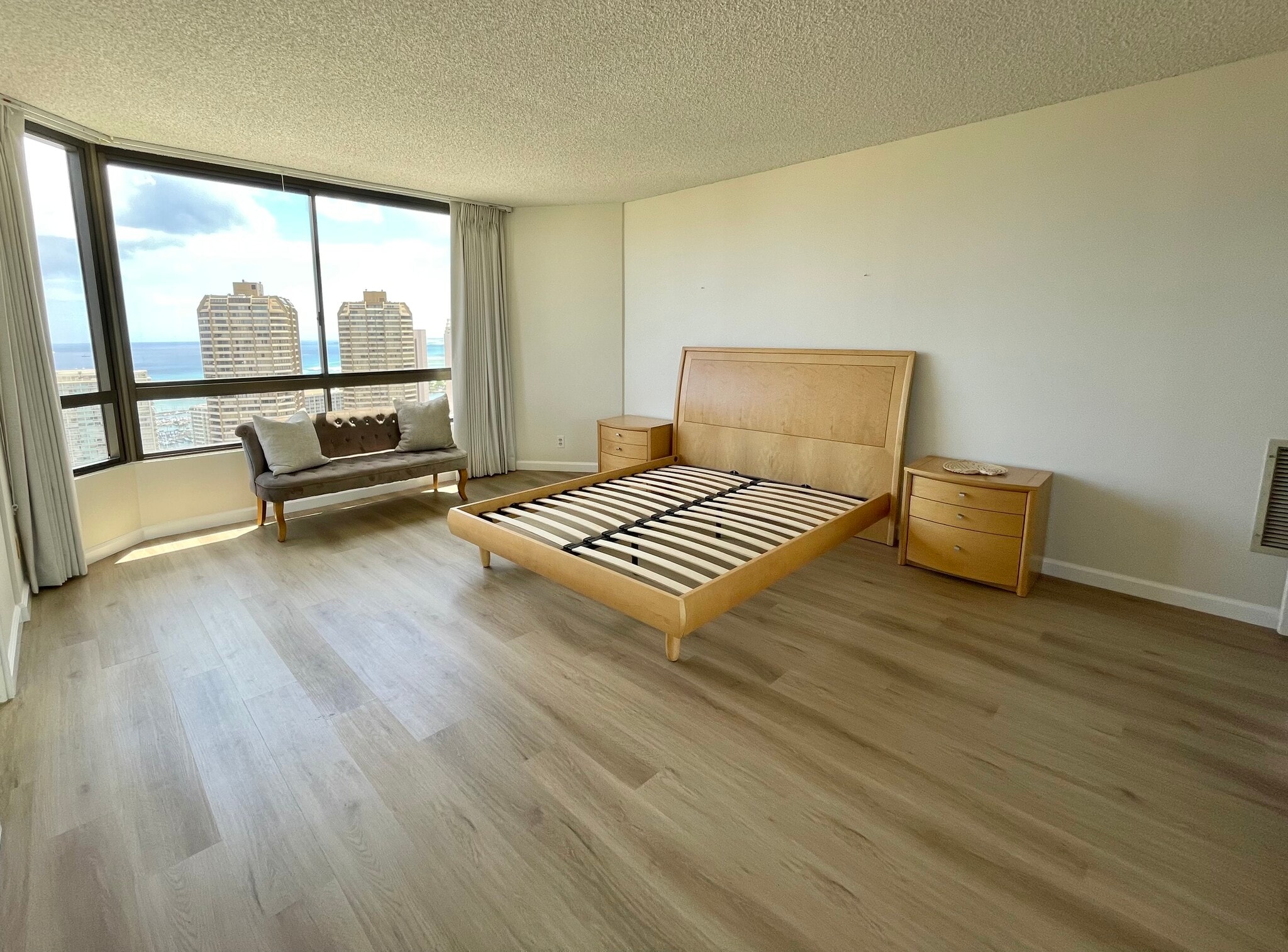 Building Photo - 1910 Ala Moana Blvd