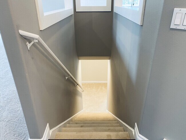 Building Photo - 5 Bedroom Craftsman - Home Great Schools -...