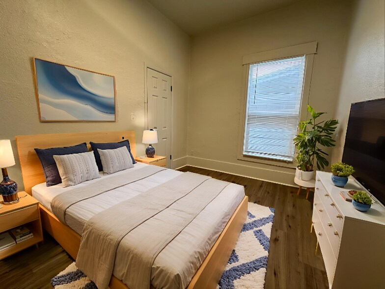 Building Photo - 57 N Chicago St