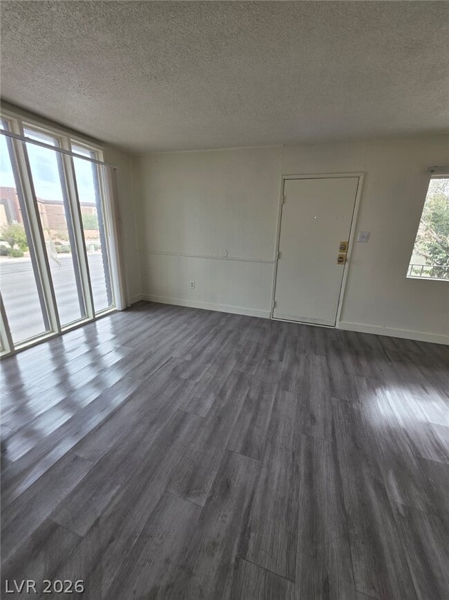 Building Photo - 1121 E Desert Inn Rd