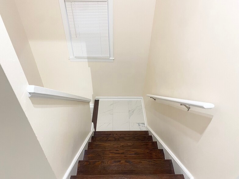 Building Photo - 317 Alexander Ave