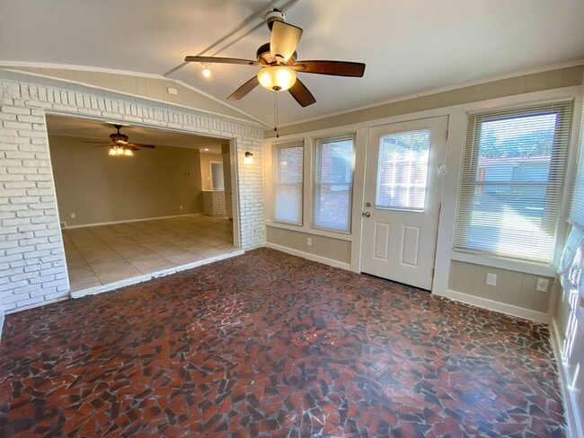 Building Photo - Large 3 bedroom 2 bath home in Whitehaven recently renovated