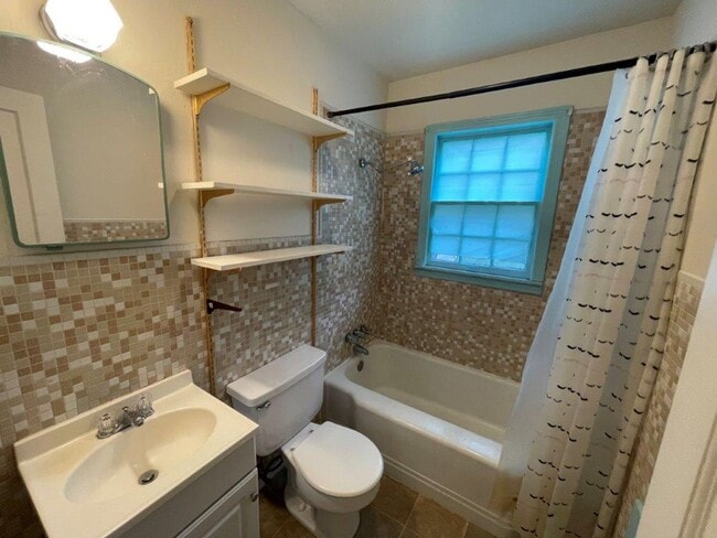 Building Photo - 2 bed 1&1/2 bath, detached garage in Norman