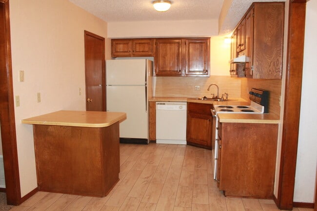 Building Photo - 2 Bedrooms - 2 Full Baths!