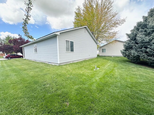 Building Photo - Perfect home in a perfect location in Nampa!