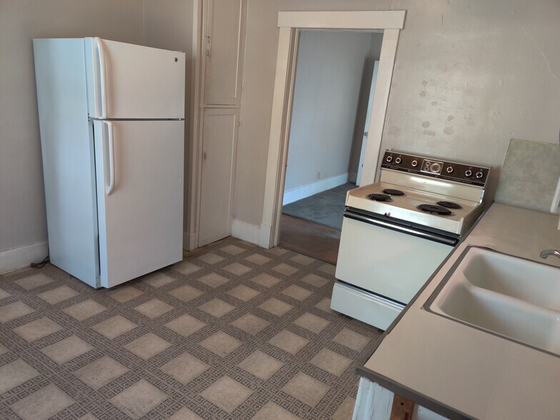 Eat in kitchen - 913 Claflin Rd