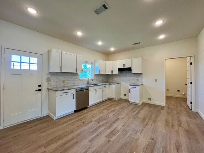 Building Photo - 5122 Bonnell Ave