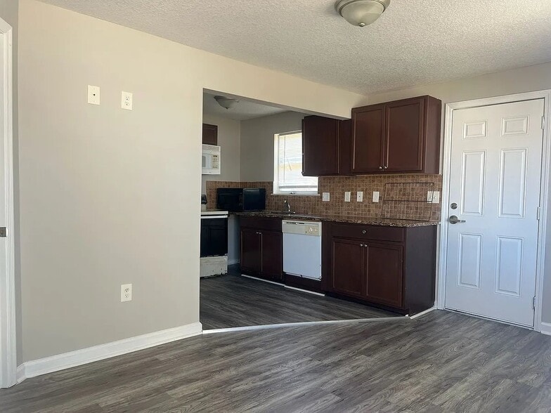 Building Photo - 706 Mitchell Dr