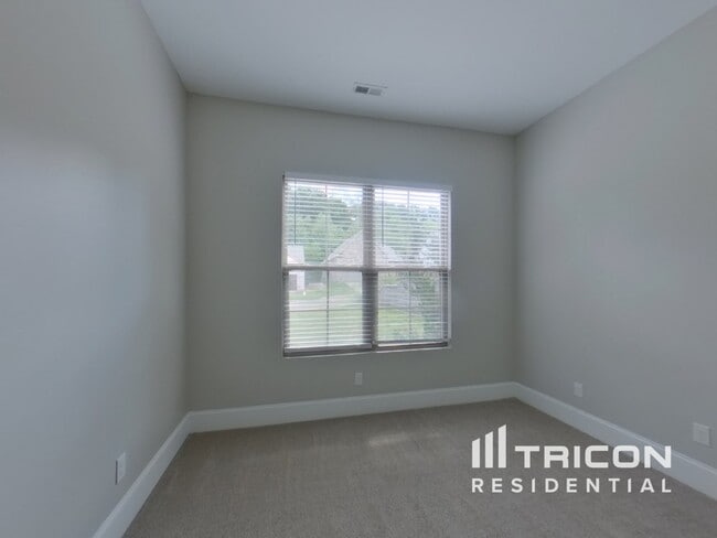 Building Photo - 211 E Quail Hollow Way