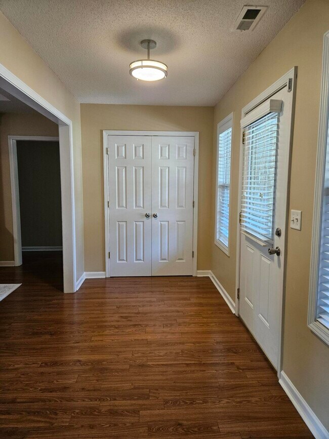 Building Photo - 2947 Sylvan Way
