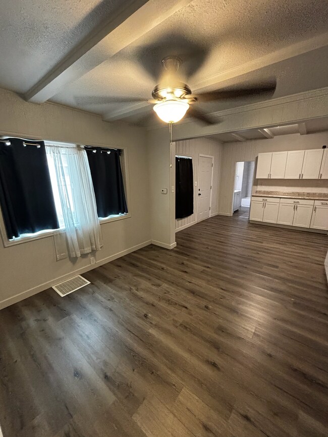 Building Photo - 1428 E Orman Ave