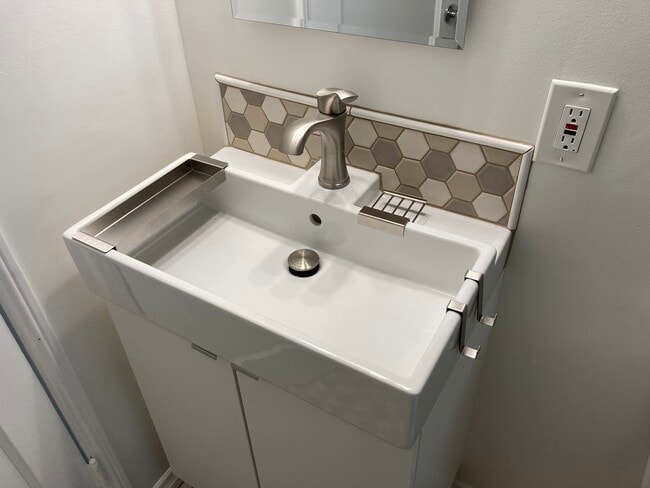 2nd Bathroom - 4715 Allott Ave