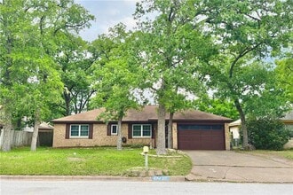 Building Photo - 2703 Allen Forest Dr