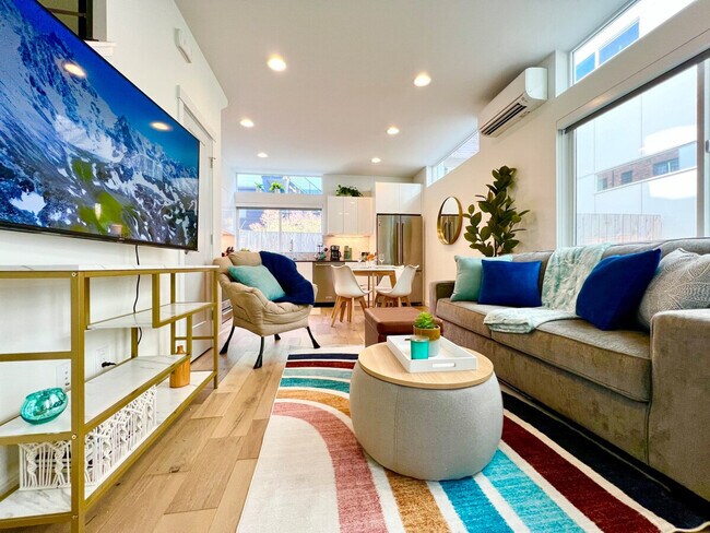 Building Photo - 700 Broadway E