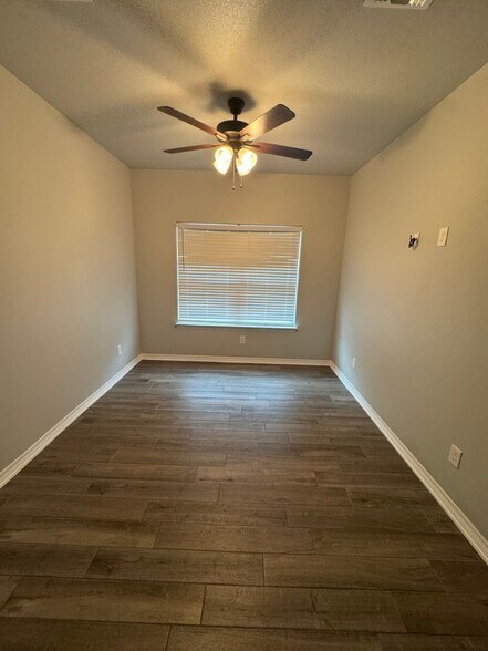 Building Photo - 1915 Rustic Manor Dr