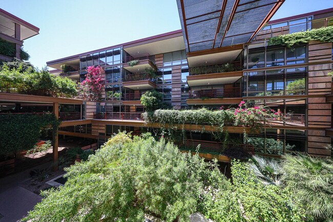 Building Photo - 7121 E Rancho Vista Dr