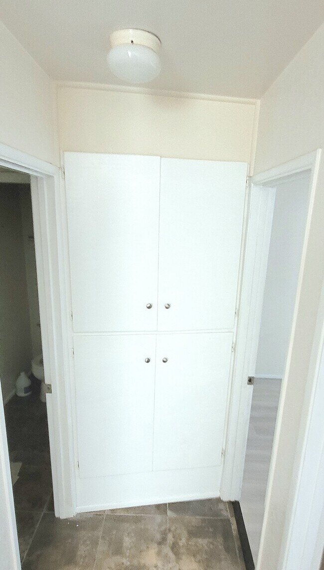 Linen closet - 3962 Haines St