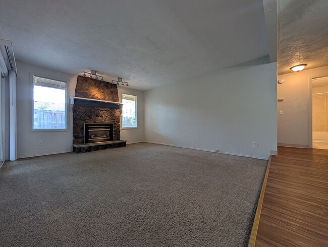 Building Photo - Wonderful 3-Bedroom, 2-Bath Home in Great ...