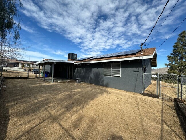 Building Photo - Great Views/3BED 2BATH/SOLAR/Move in ready