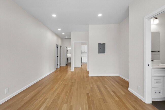 Building Photo - 2026 San Antonio Ave