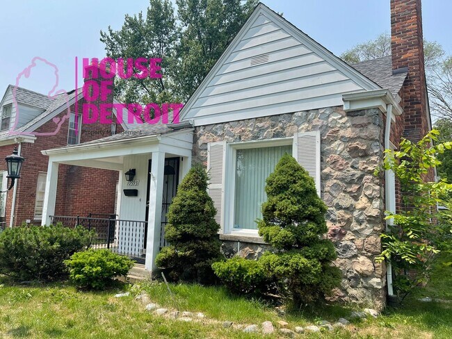 Building Photo - 3 BEDROOM 1 BATH BUNGALOW FREE PRE-SCREEN