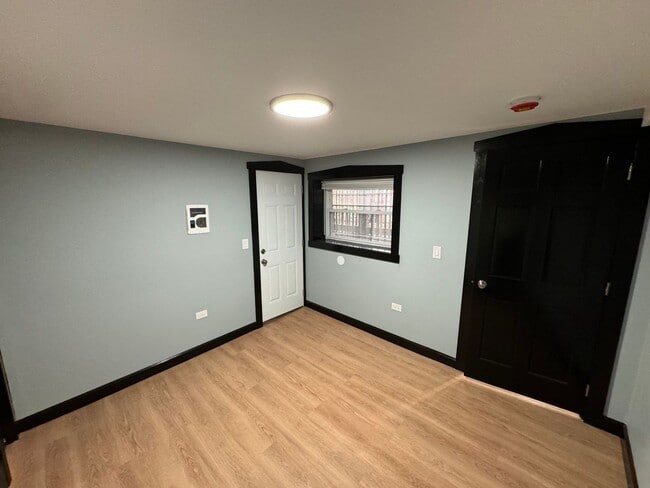 Building Photo - Spacious 1BR Single-Family Near 55th & Whipple — Heat & Hot Water Included