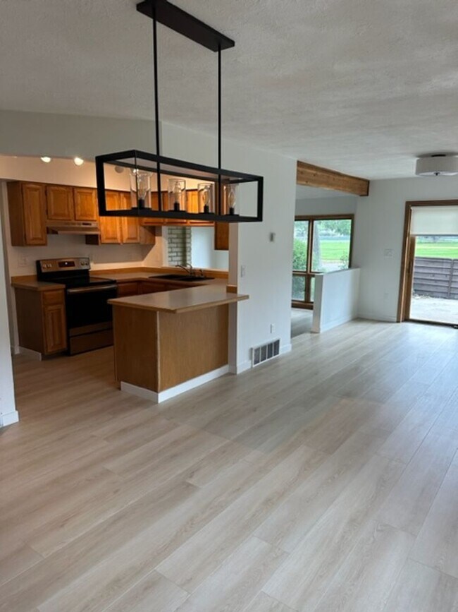 Building Photo - Beautiful Townhome