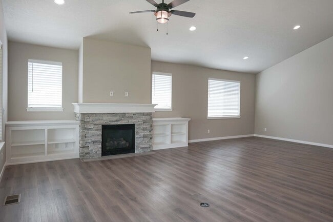 Building Photo - Elegant and Pristine Post Falls Home