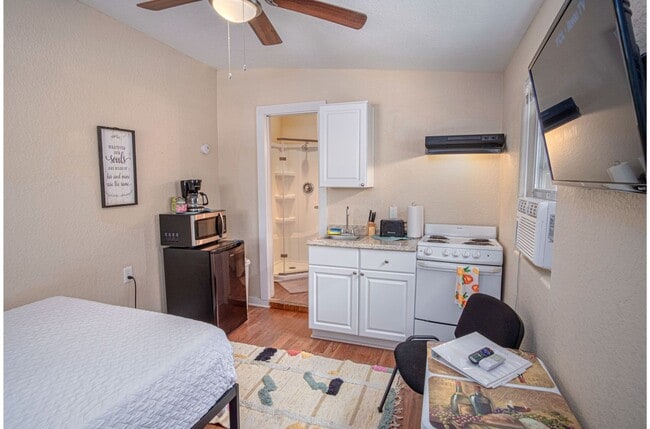 Building Photo - 121 Douglas Way St