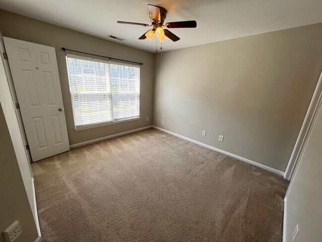 Building Photo - Fantastic 2 Bedroom Durham Townhouse