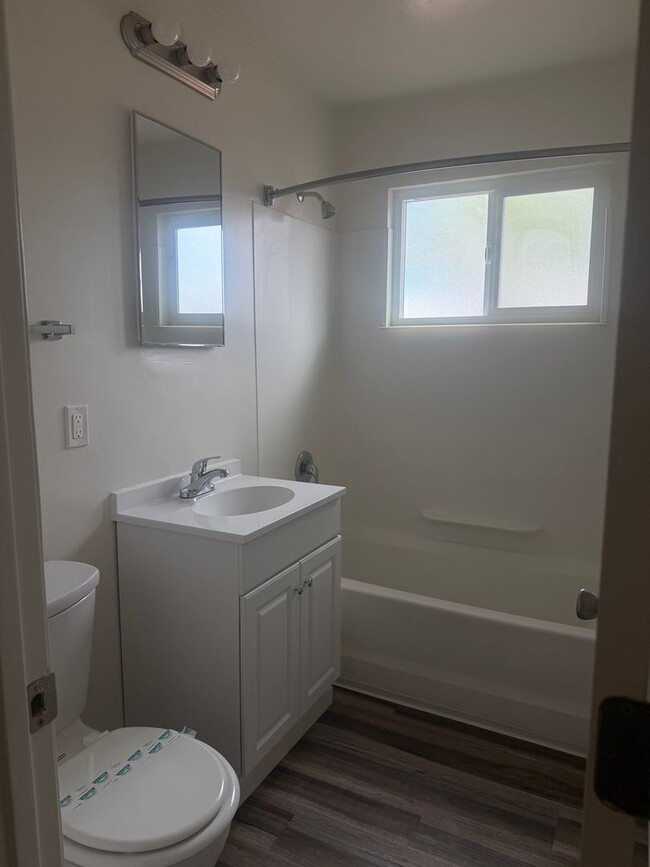 Building Photo - 2 Bedroom 1 Bath Duplex for Rent