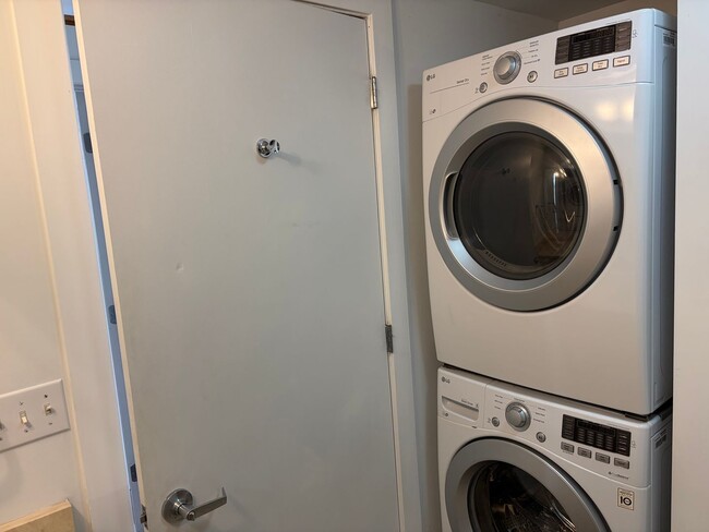 Building Photo - Sleek Manhattan Style Urban Condo Now Available in Byrne Lofts