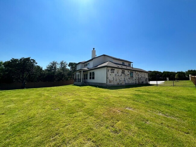 Building Photo - Georgeous 5-Bedroom in the Three Points Community