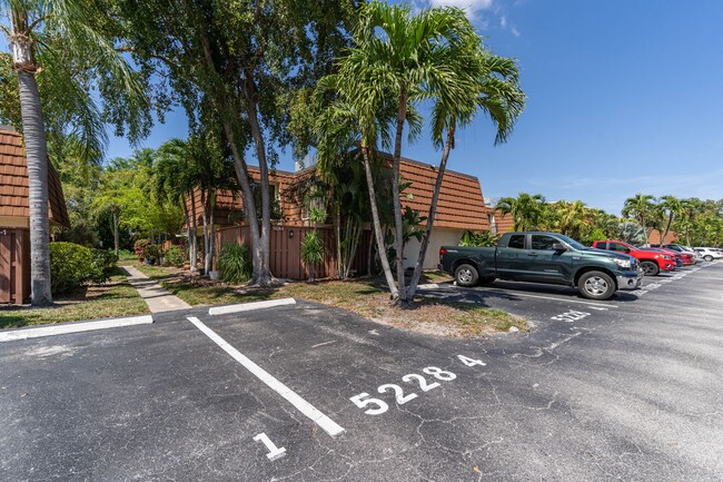 Building Photo - 2 Bedroom 2 Bath Condo! Fort Myers