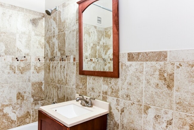 Building Photo - Spacious & Bright Studio at River Place East