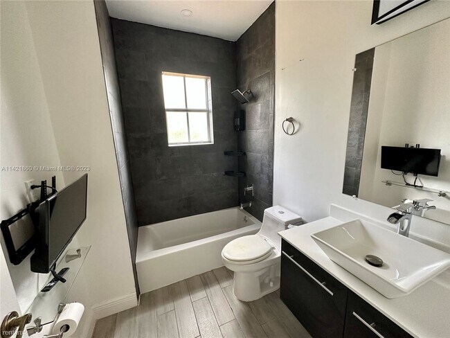 Building Photo - 4 br, 3 bath House - Bellagio At Vizcaya