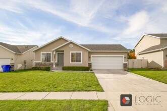 Building Photo - Stunning Single Family Home In Excellent L...