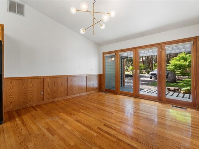 Building Photo - Stunning Custom Home 4 Bedroom in the Gate...