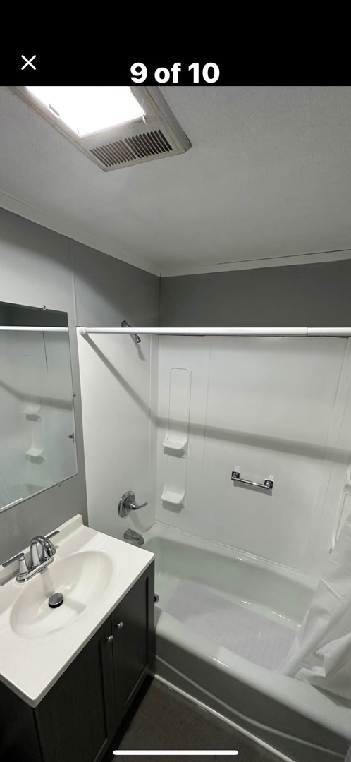 Building Photo - Cozy two Bedroom House