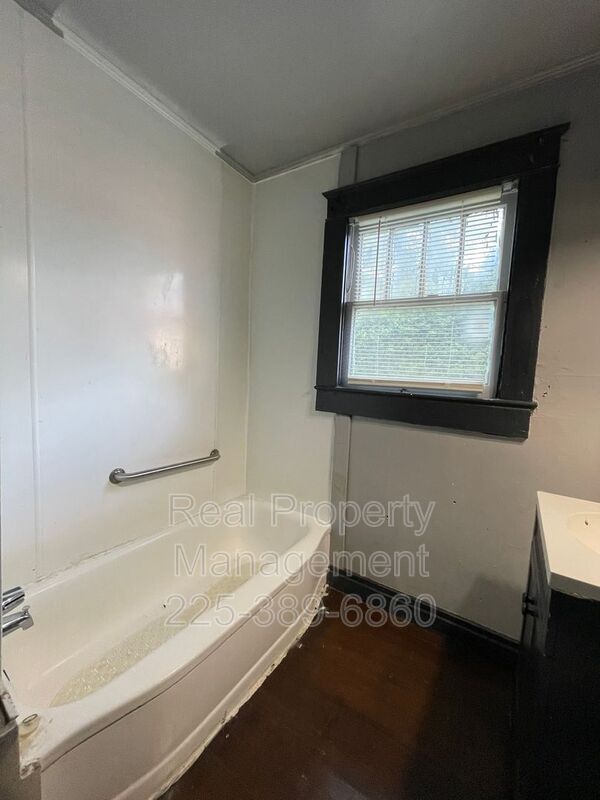 Building Photo - 3315 Weller Ave